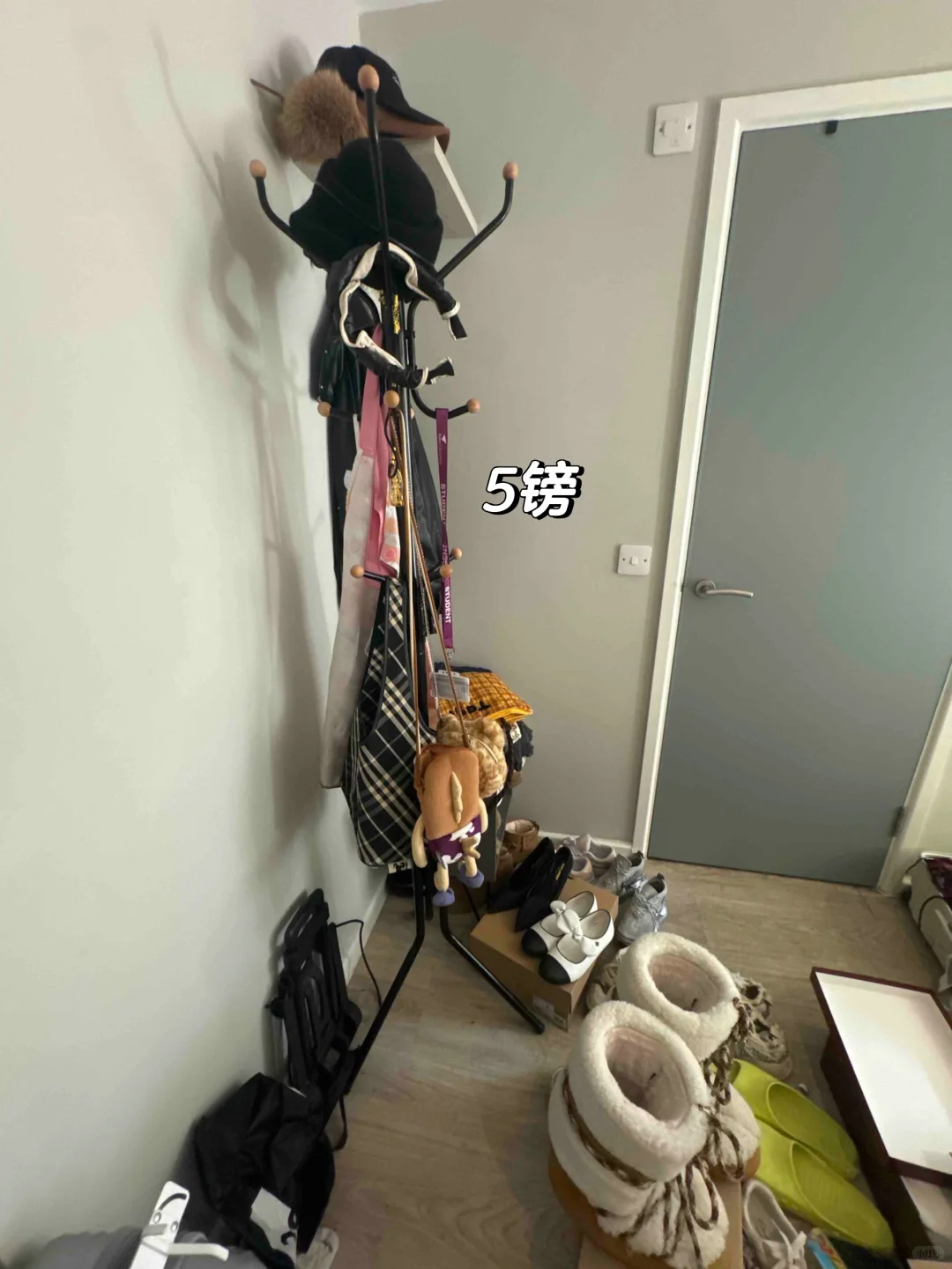 伯明翰出吸尘器、落地衣架（特别结实抗重物）、挂门衣架、投影仪 已出、电风扇 已出、堵门器、安睡裤打包、小电锅（很方便可以煮泡面当火锅，做一人食）、宜家桌子、粉色电竞椅、桌椅一起优惠，打包价、台灯（英式带插孔）、双层排插、电熨斗、衣架（衣架、折叠衣架、s型衣架打包）、地漏贴全部、暖宝宝（冬天很实用全部）、漂亮拍照衣服2-出（可私聊）、帽子一个、餐具一个、道具剑（一个白色会发光，另一个全木质的）、CT粉底液仅试用和调料全部打包（可以私聊） 图片 2