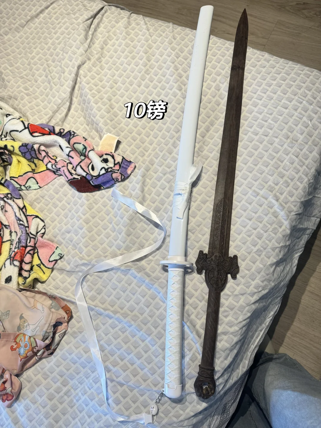 伯明翰出吸尘器、落地衣架（特别结实抗重物）、挂门衣架、投影仪 已出、电风扇 已出、堵门器、安睡裤打包、小电锅（很方便可以煮泡面当火锅，做一人食）、宜家桌子、粉色电竞椅、桌椅一起优惠，打包价、台灯（英式带插孔）、双层排插、电熨斗、衣架（衣架、折叠衣架、s型衣架打包）、地漏贴全部、暖宝宝（冬天很实用全部）、漂亮拍照衣服2-出（可私聊）、帽子一个、餐具一个、道具剑（一个白色会发光，另一个全木质的）、CT粉底液仅试用和调料全部打包（可以私聊） 图片 7